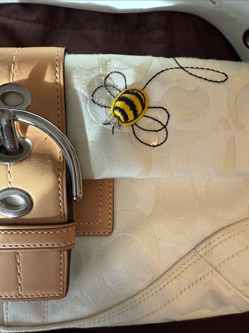 Coach Cream Signature Canvas Shoulder Bag with Tan Trim and Bee Appliqué - Picture 4 of 8